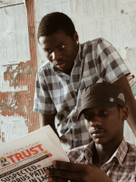 Zwei Zeitung lesende Afrikaner
